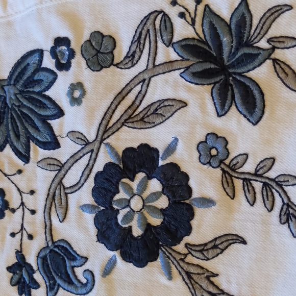 Altar'd State XS floral white jean skirt - Picture 2 of 9